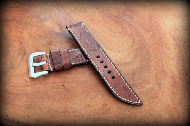 strap ammo suisse foncé avec inscription avec brin en lame de couteau